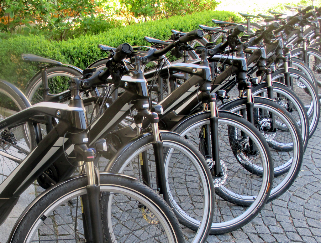 Die neuen BMW Active Hybrid E-Bikes stehen schon bereit.