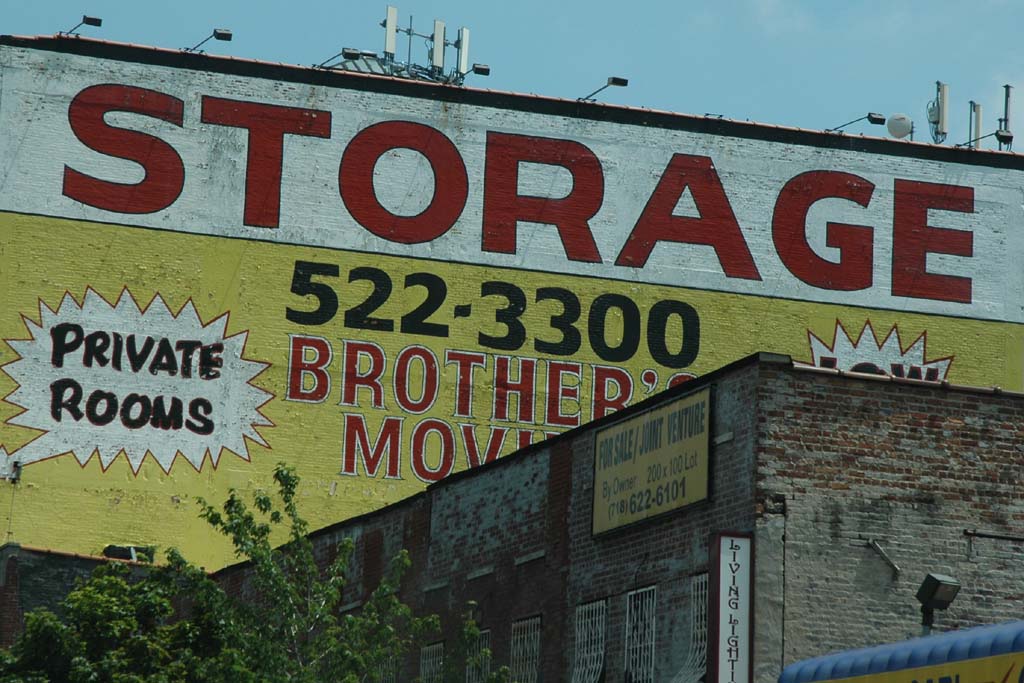 Lagerraum ist auch in Brooklyn nicht selten teures Handelsgut.