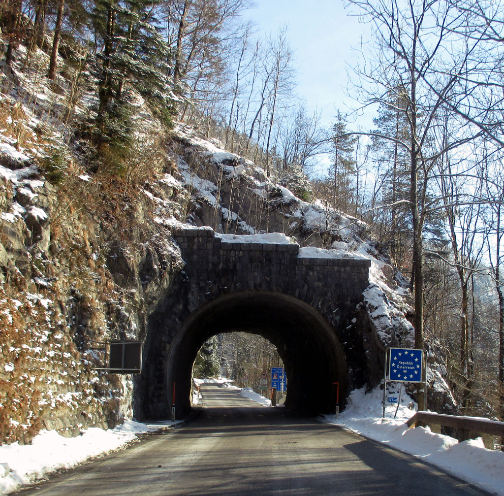 Auf der winterlichen Überland-Grenzfahrt kommen wir gleich nach Österreich.