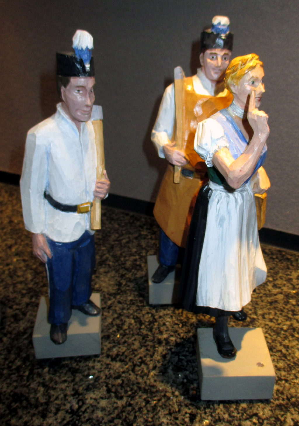 Diese Figurengruppe weist auf die Vergangenheit des Salzabbaus in der Region hin.