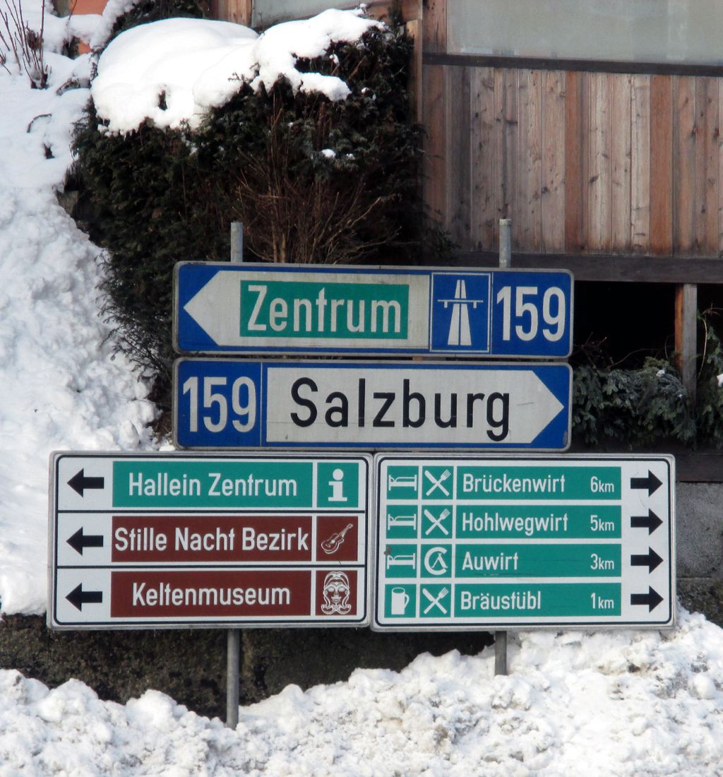 Links führt die Straße nach Hallein und in den „Stille Nacht“-Bezirk Oberndorf.