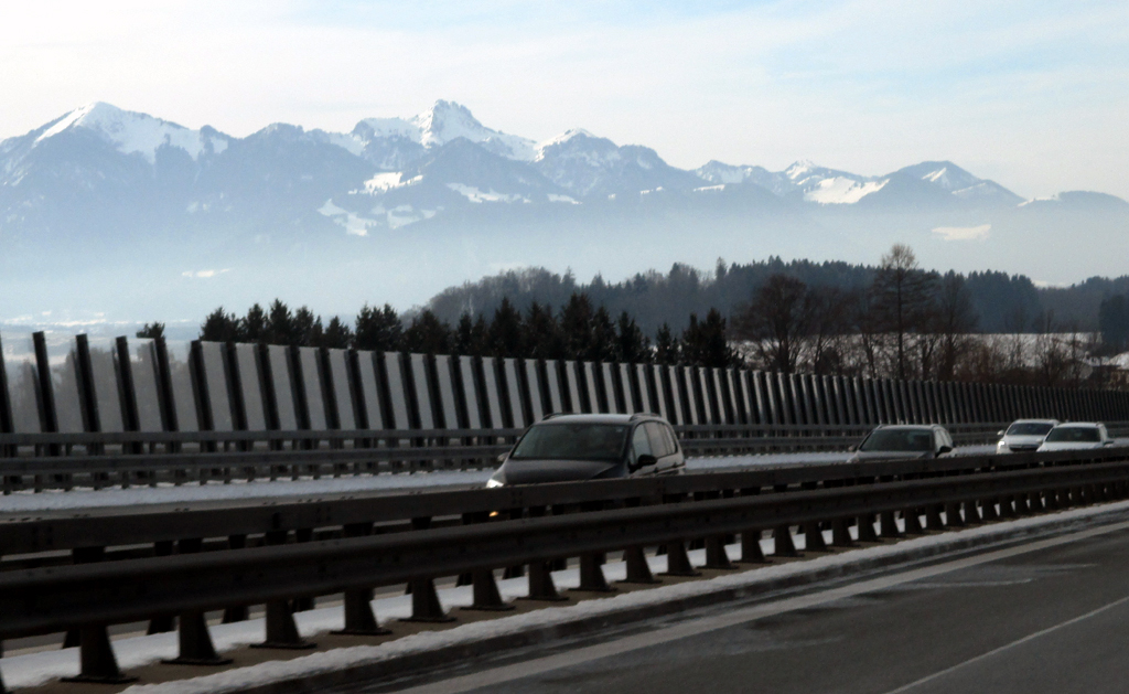 Auf dem Rückweg: Hinter der Autobahn A8 erheben sich die Chiemgauer Alpen.  
