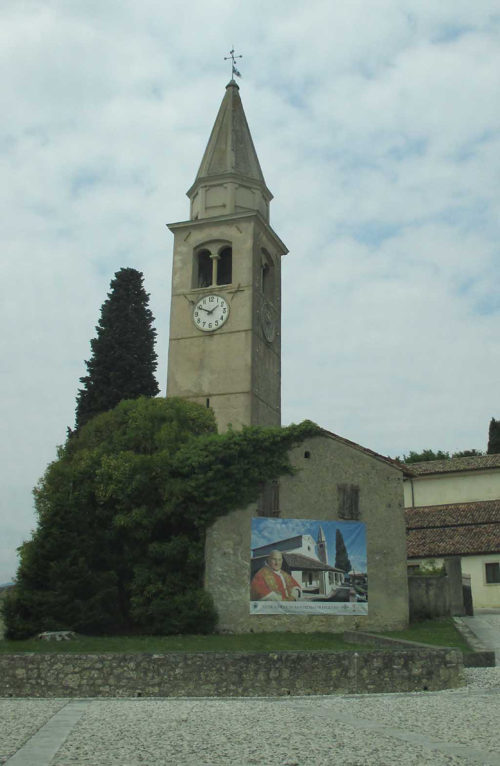 Kirche im Hinterland des Veneto auf dem Weg in Richtung der Berge.