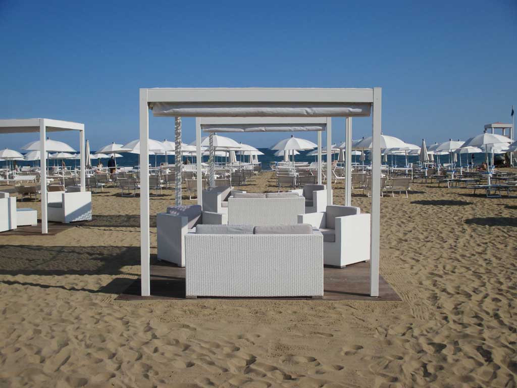 Am Strand vor dem Almar-Hotel in Jesolo.