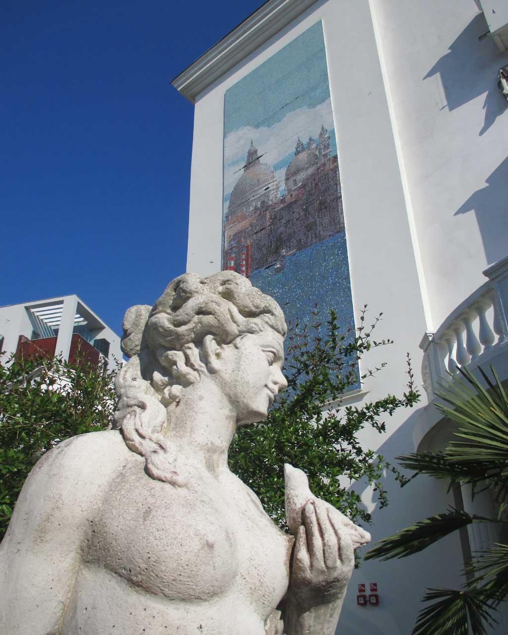 Dass Venedig nicht weit ist, zeigt diese Fassade an einem Hotel in Jesolo.
