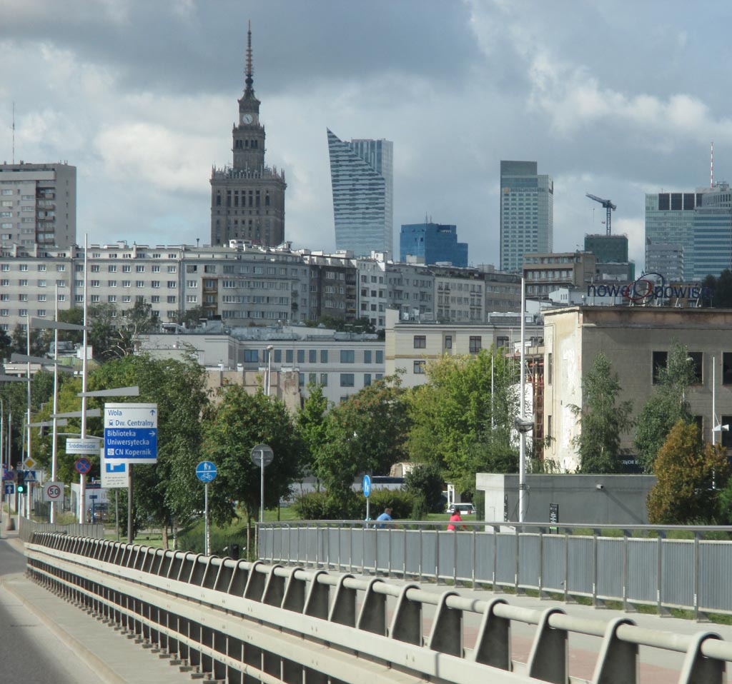 Wir nähern uns Warschau: Die Silhouette der Stadt wirkt teilweise sehr modern.