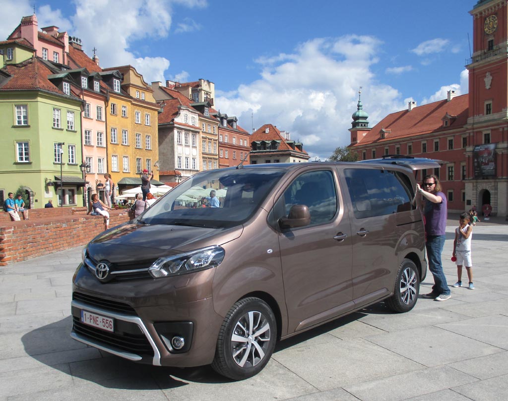 Fürs Fotoshooting darf der neue Toyota Proace ausnahmsweise auf den Schlossplatz.