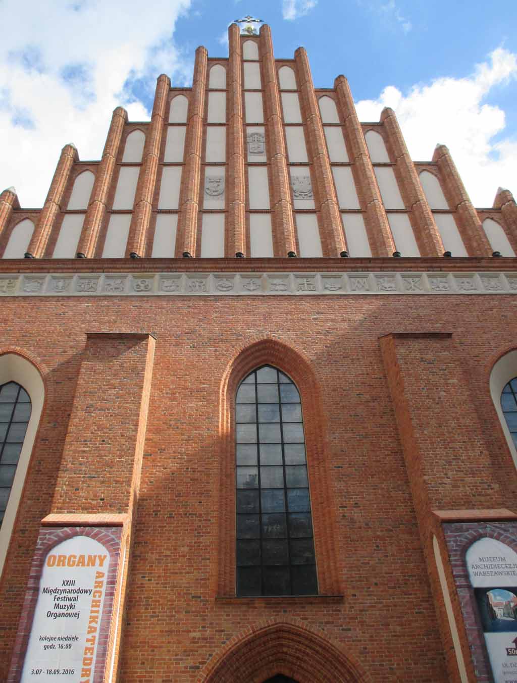 Gotteshäuser wie die Jesuitenkirche gibt es in Warschau einige.