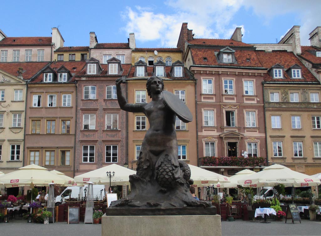 Auf dem prächtigen Marktplatz verbreitet Flussjungfrau Syrenka ihren Zauber.
