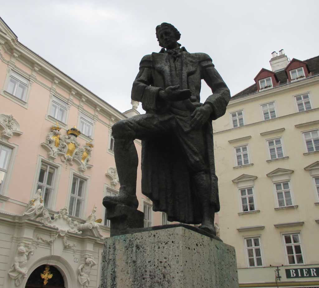 Am Judenplatz: Denkmal des deutschen Aufklärungsdichters Gotthold Ephraim Lessing.