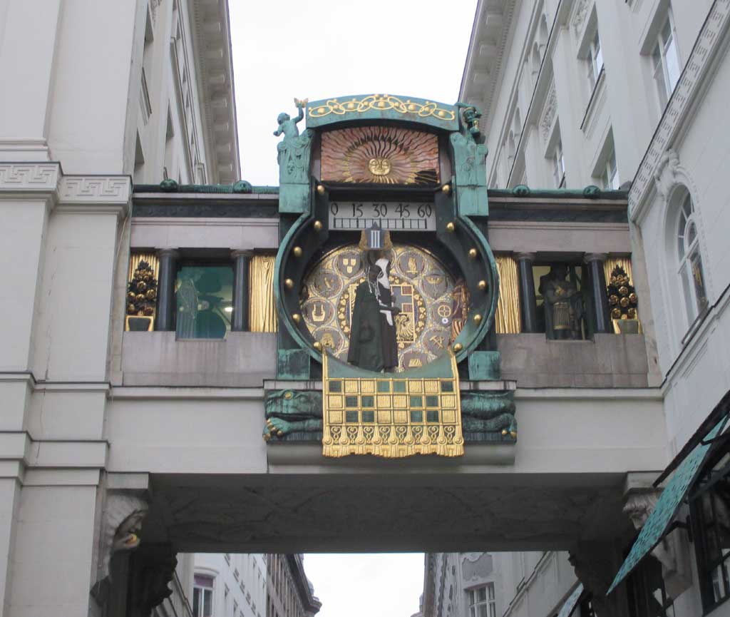 Überspannt den Bauermarkt: Die Ankeruhr im Jugenstil ist Anziehungspunkt für Touristen.