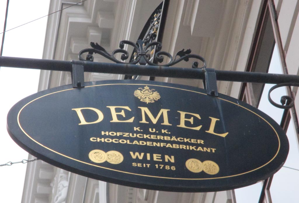 Seit 1786: Ausleger der „k.u.k. Hofzuckerbäckerei“ Demel am Kohlmarkt.