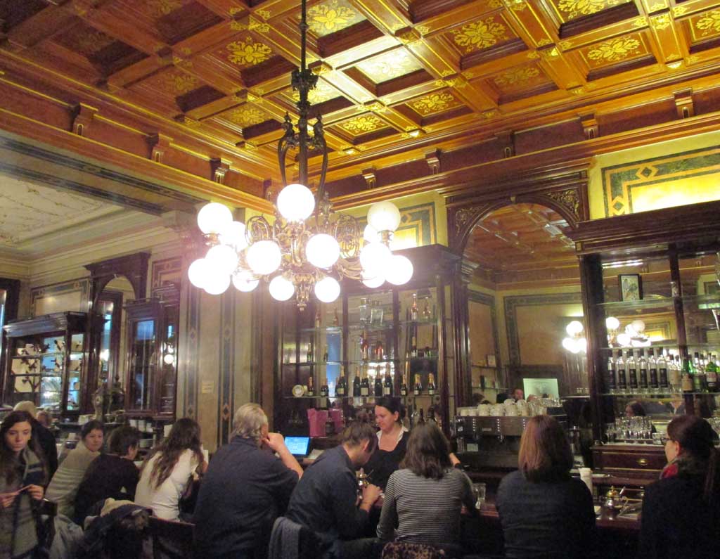 Noch original erhalten: Der Rokoko-Eingangssalon dient beim Demel als Verkaufsbereich.