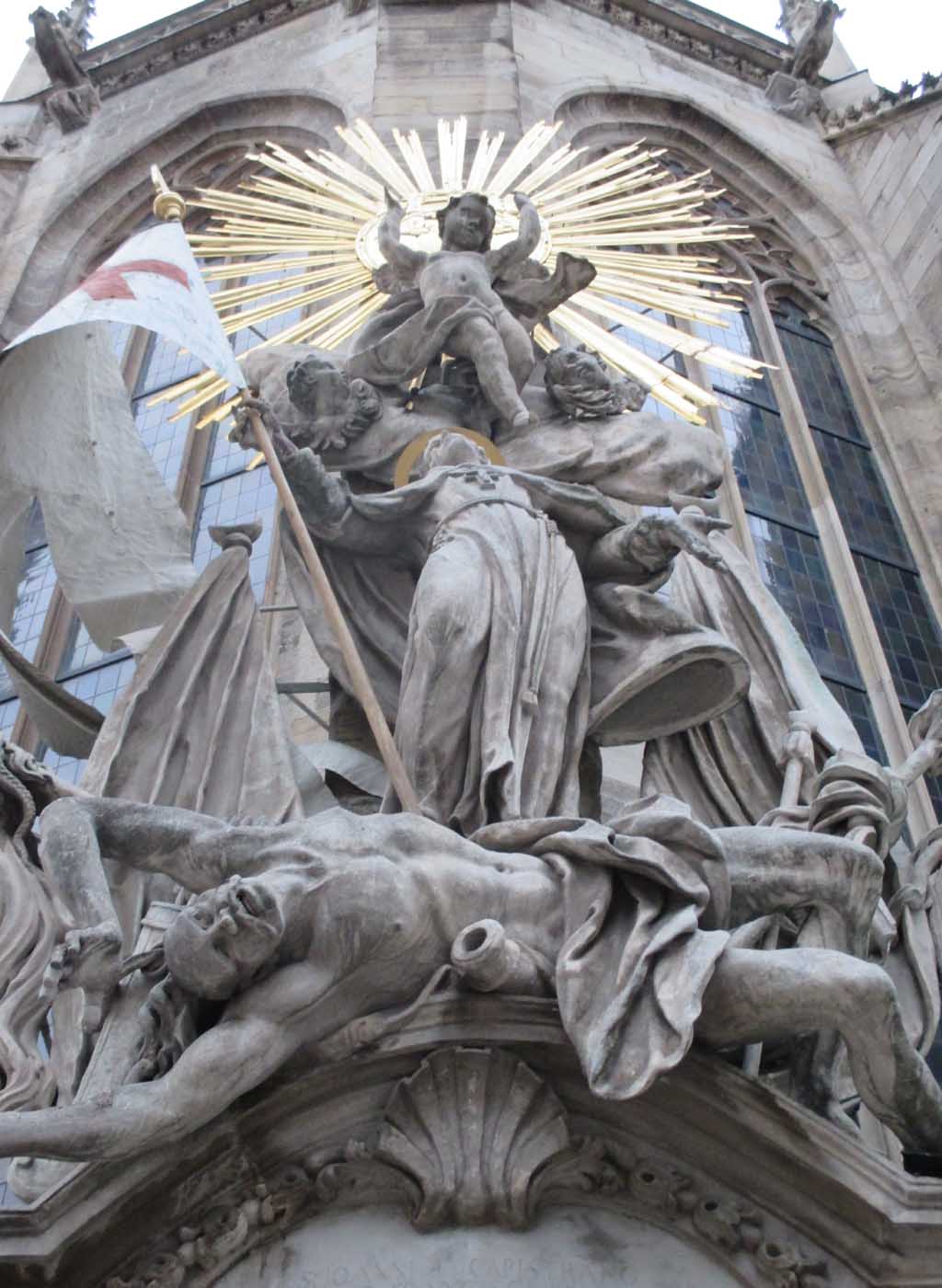 An der Nordostseite: Die Capristankanzel außen ist im gotischen Stil errichtet.