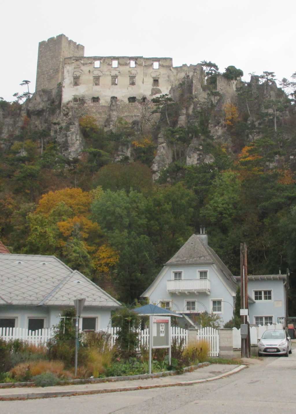 Im Ortsgebiet von Baden bei Wien in Niederösterreich: Burgruine Rauhenstein.