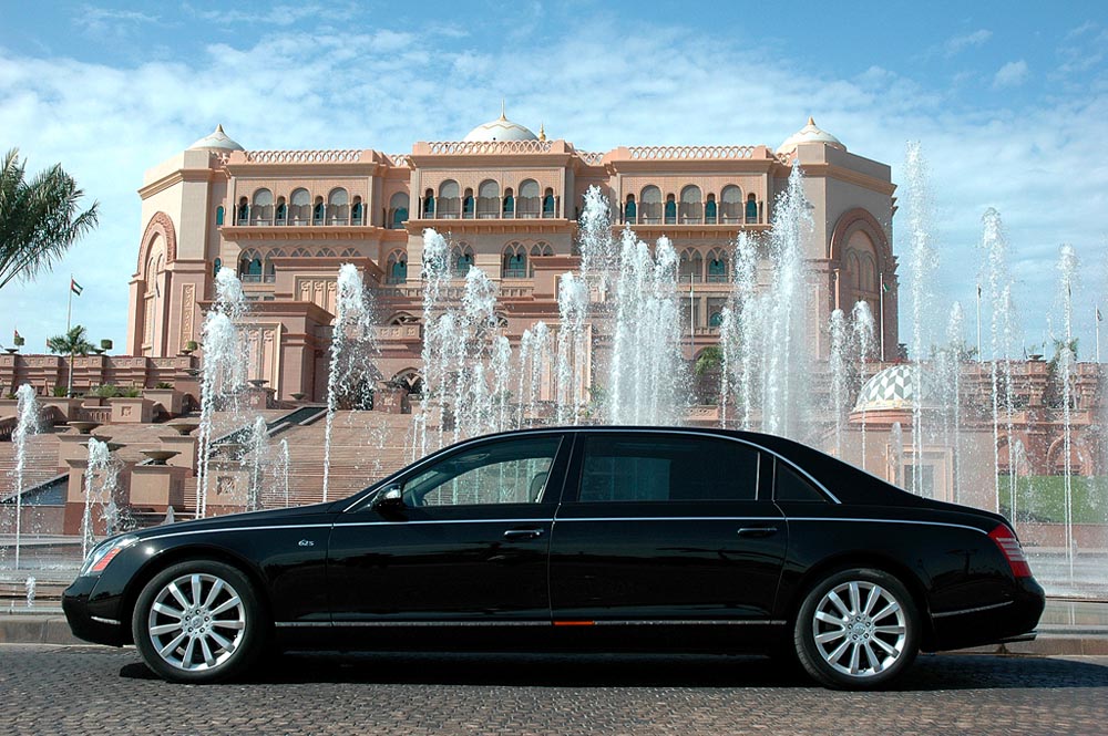 In Abu Dhabi: (Maybach-)Luxuslimousine vor (Emirates-)Luxushotel.