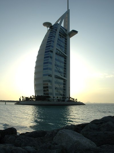 Einem Segel nachempfunden: Hotel Burj al Arab in Dubai.